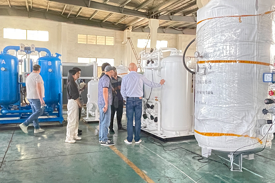 Ruští zákazníci navštíví naši továrnu, aby vyhodnotili vynikající kvalitu generátoru dusíku