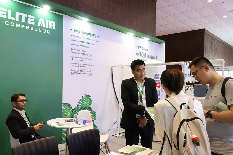 Jiangsu Luoming zahraniční obchod Business Manager navštívil výstavu Indonésie Manufacturing