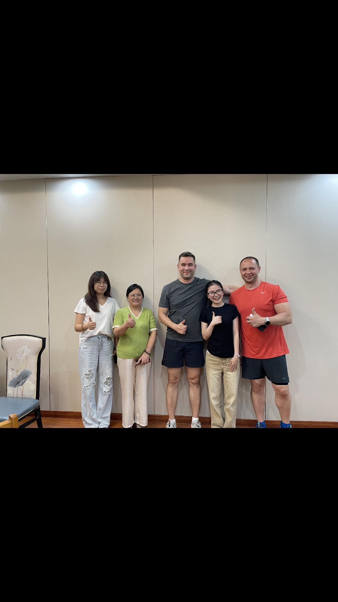 Ruský klient navštěvuje čištění Luo Ming pro kontrolu na místě